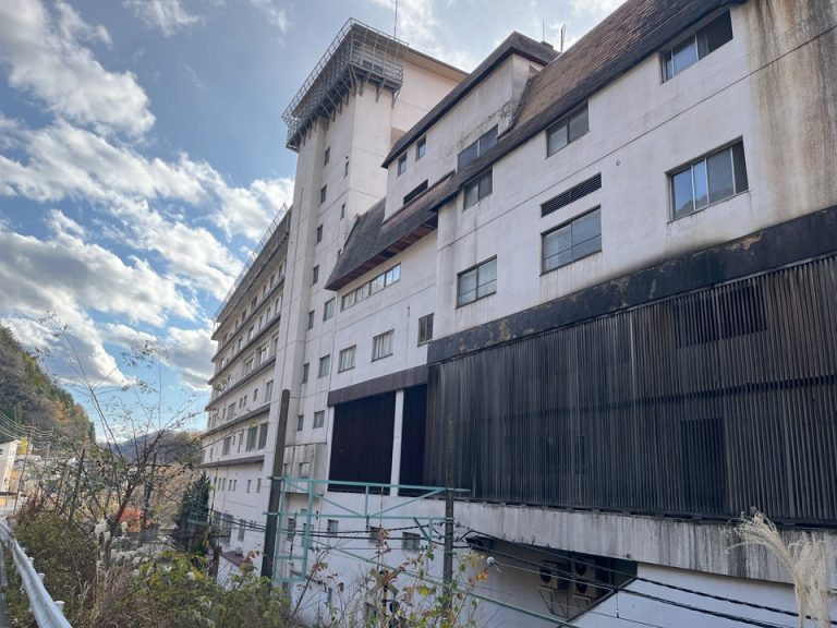 宿外観 横に長く大きく写真には収まりきらないくらい大きかったです。おそらく増築したようで、宿の中も少し迷路のようでした。