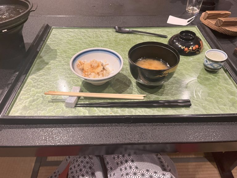 キノコの炊き込みご飯とお味噌汁