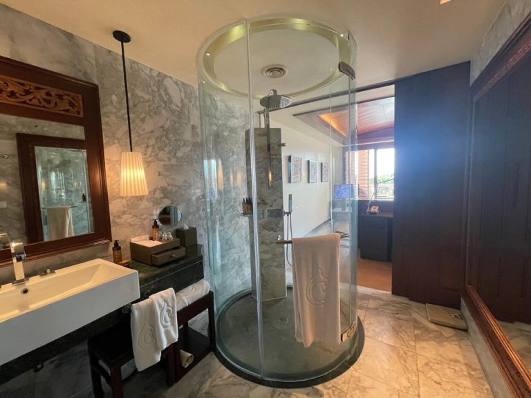 バスルーム入口から全景