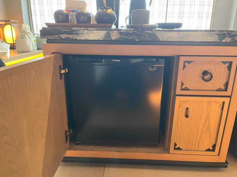冷蔵庫の棚開けた状態。冷蔵庫は閉じている状態