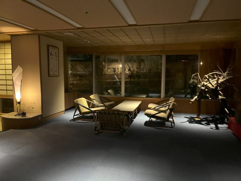 建物が広く随所に椅子やテーブルがありました。