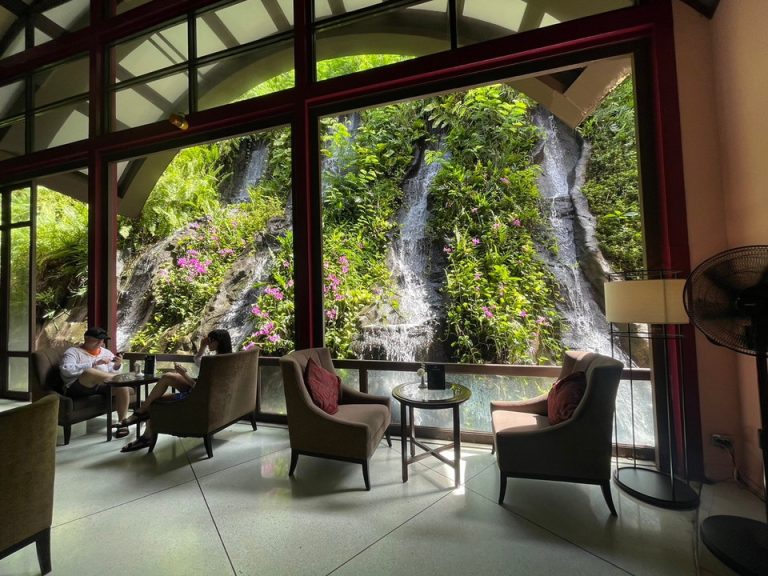 エントランス内観にある滝です