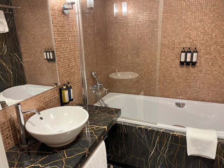 バスルーム入口から全景2