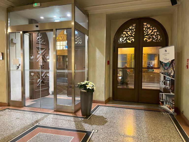 エントランス内観