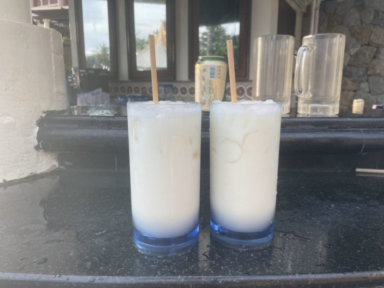プールBarで頼んだピニャコラーダです