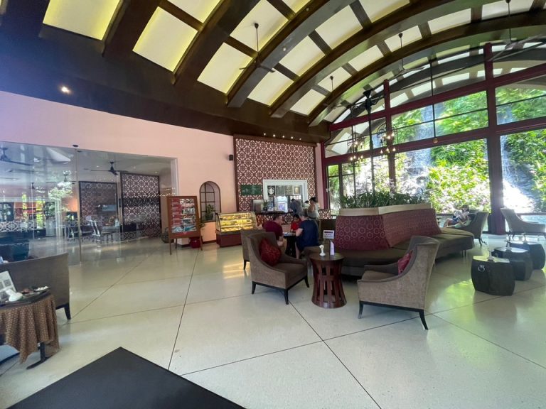 フロントに併設のスターバックスコーヒーです