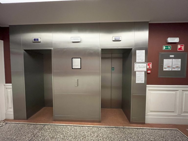 エレベーターホールフロント階