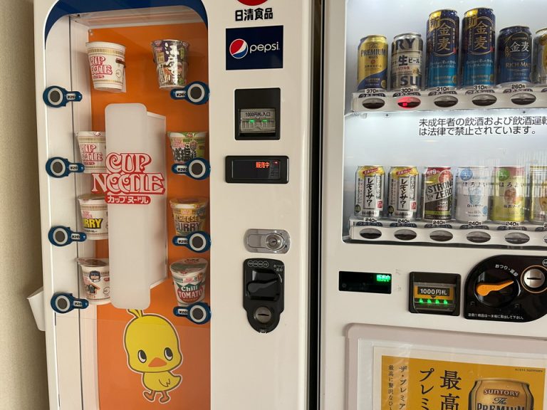 カップラーメンとお酒の自販機