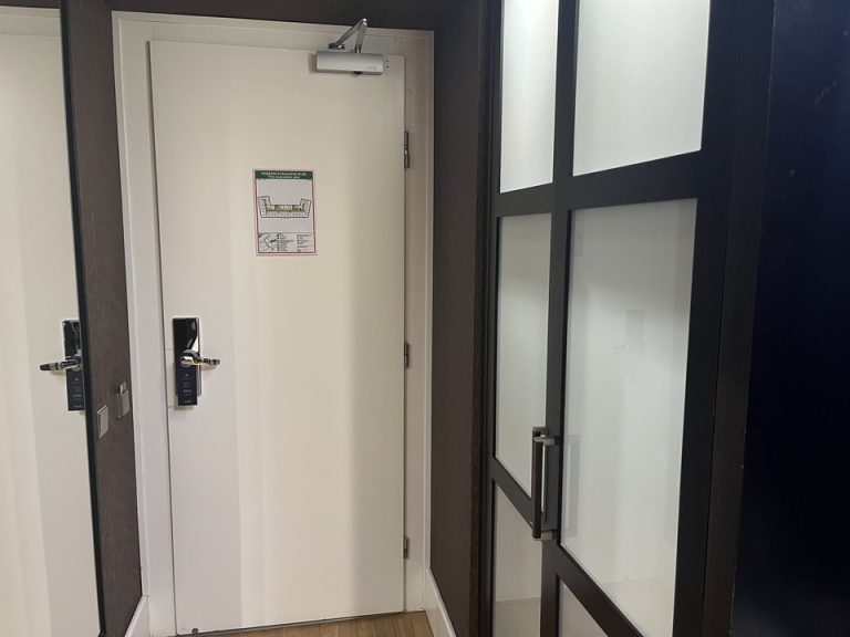 客室入口内観ドア