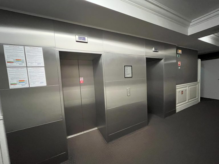 エレベーターホール客室階2