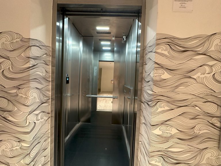 エレベーター内側