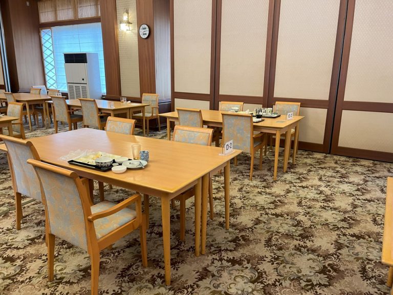 朝食会場テーブル 結構人が多かったです。