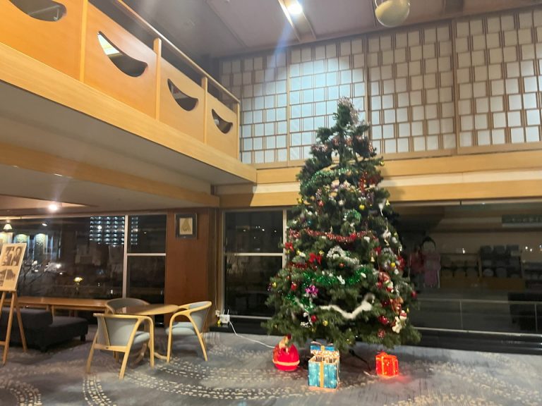 今の季節だからでしょうか。クリスマスツリーがありました。