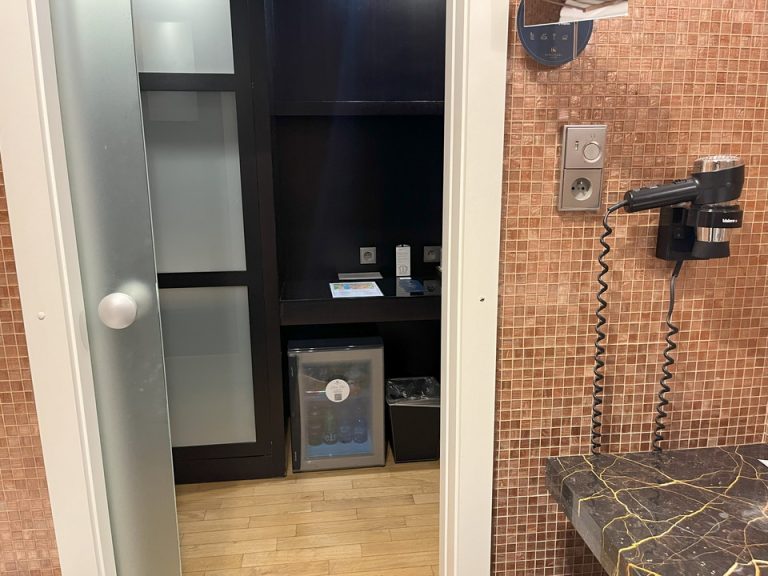 バスルーム内から入口(1)