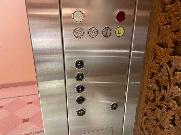 泊まった棟のエレベーター階数ボタンです