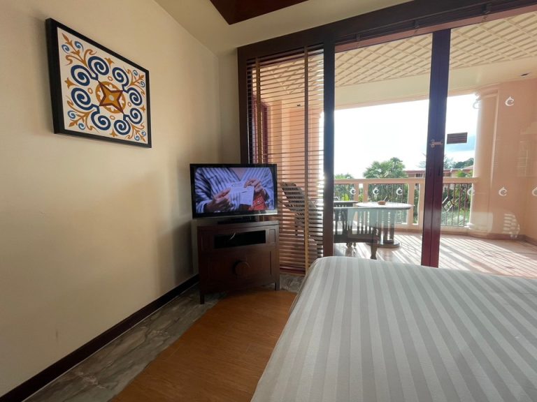 ベッド方向からTV