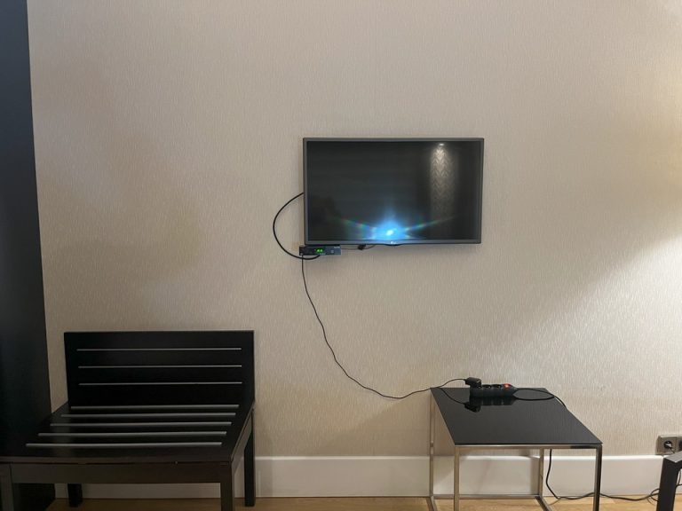 ベッド方向からTV