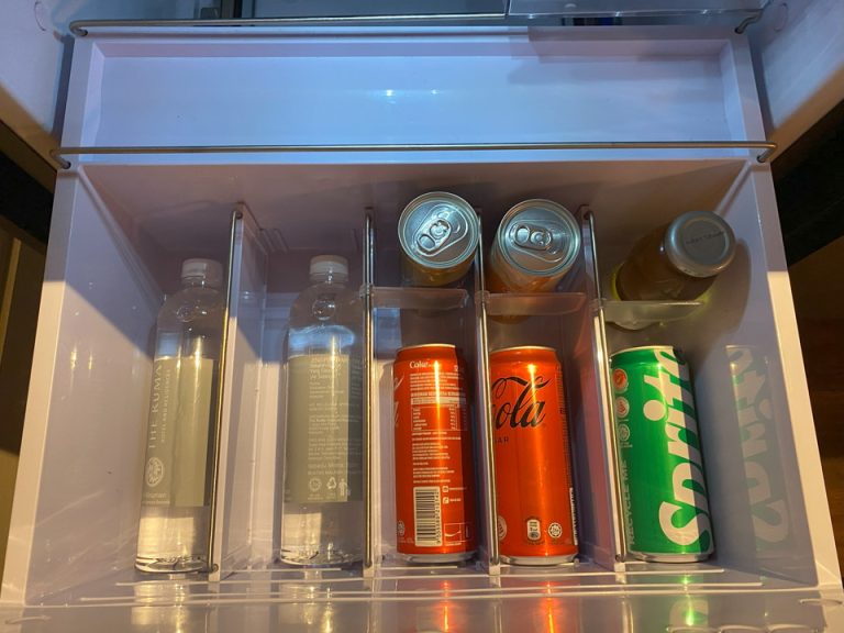 客室_冷蔵庫(開)2