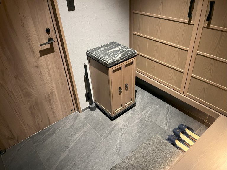 玄関内観