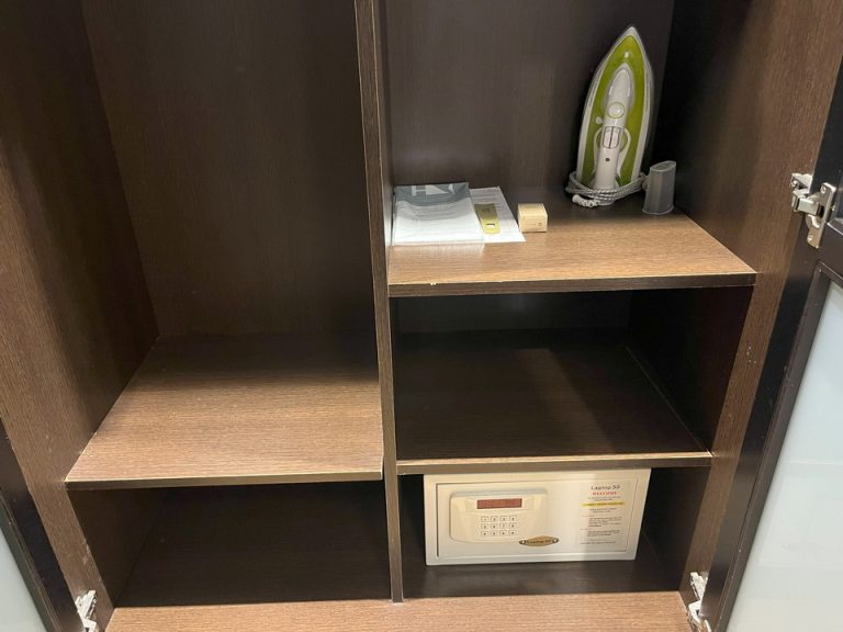 クローゼット外観(開けた状態)3