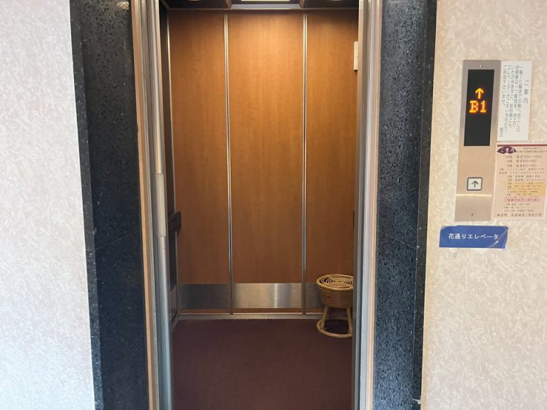 エレベーター内観(1)