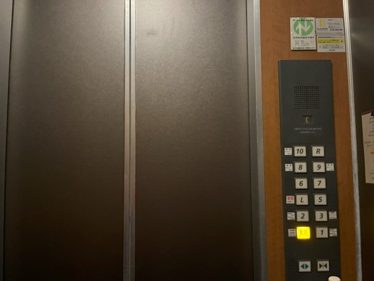 エレベーター内観