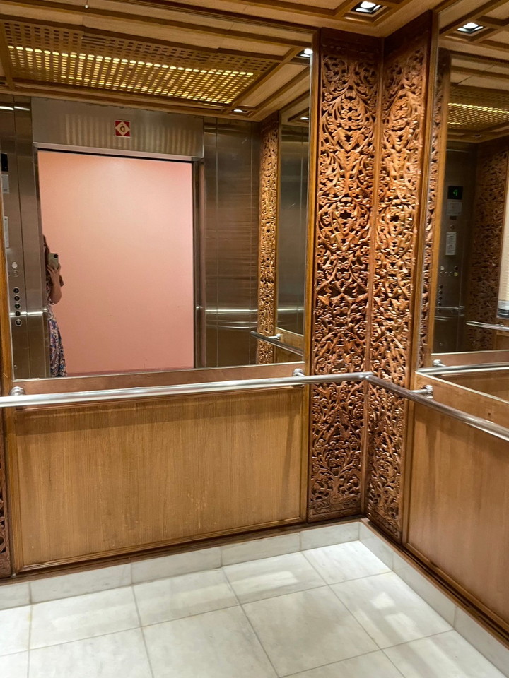 エレベーター内観