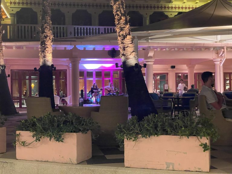 ライブ中のレストランです