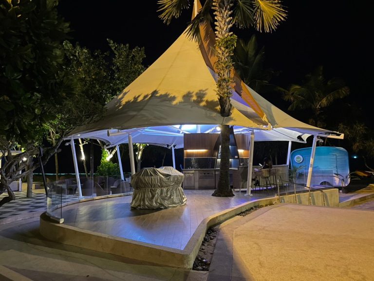 海沿いにあるBARです