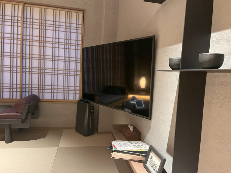 壁づけテレビでしたが少し動かせました。