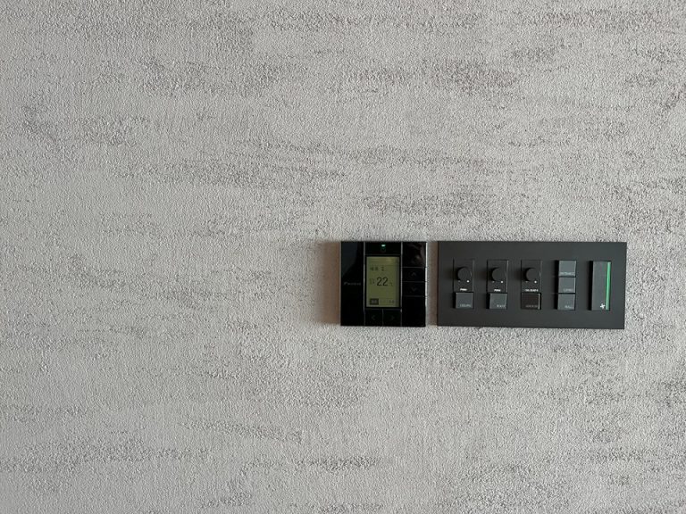 リモコン類も全て黒でインテリアに馴染んでいました。