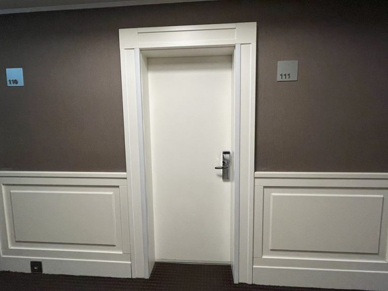 客室入口外観ドア