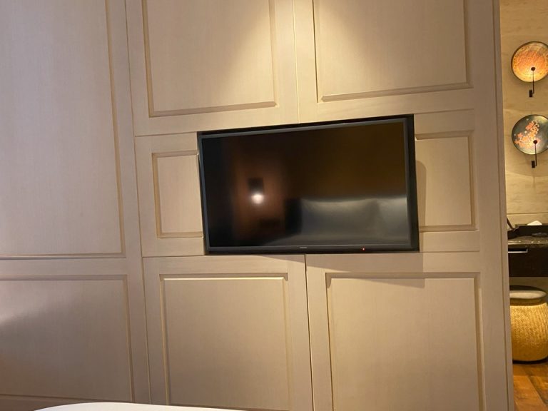 客室_ベッド方向からTV2