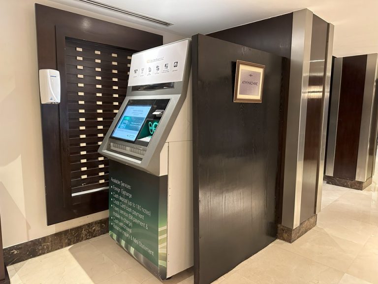 フロント横のATM