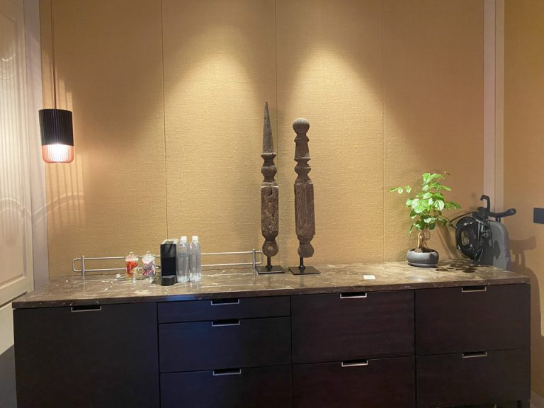 客室_ミニバー他の棚