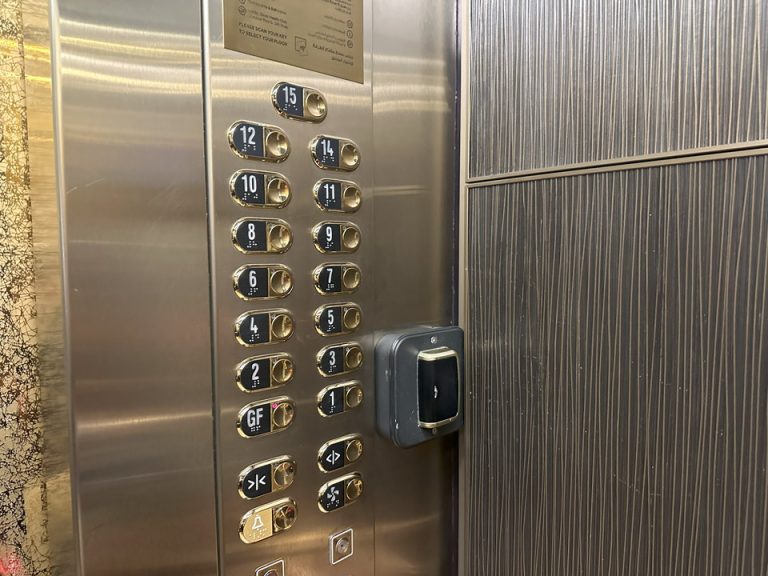 エレベーター内側(1)