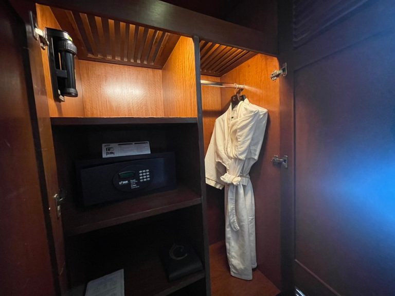 クローゼット外観(開けた状態)