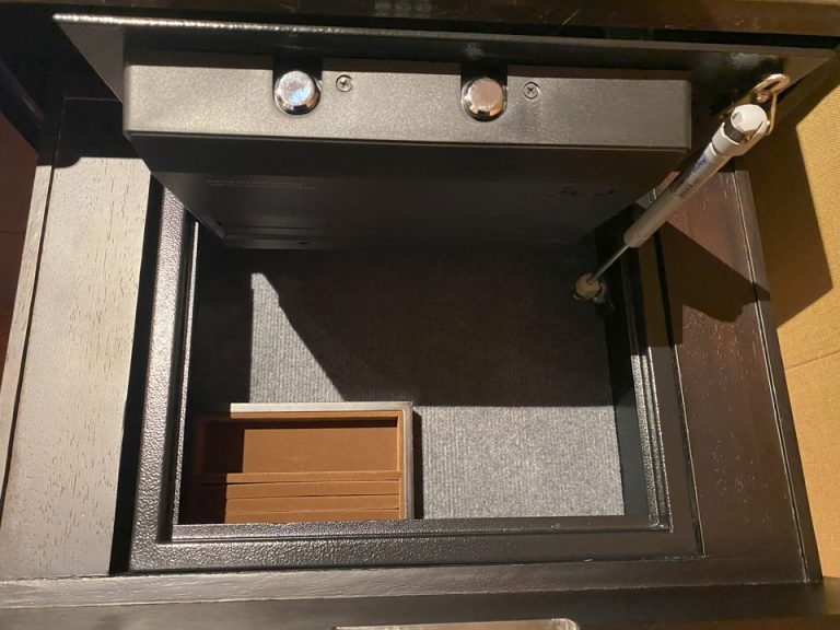 客室_セーフティーボックス(開)