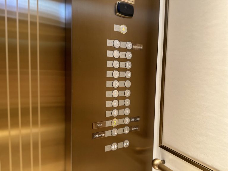 エレベーター内側(4)