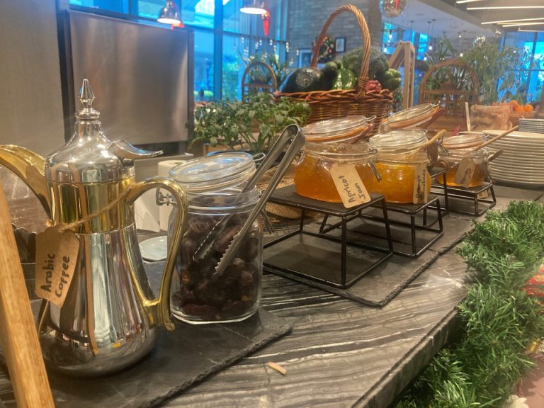 朝食のアラビックコーヒーコーナー