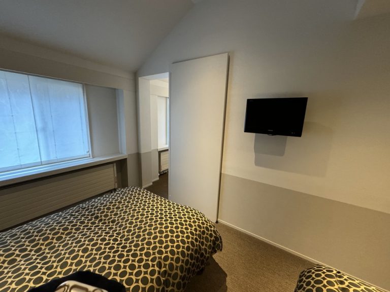 ベッド方向からテレビ