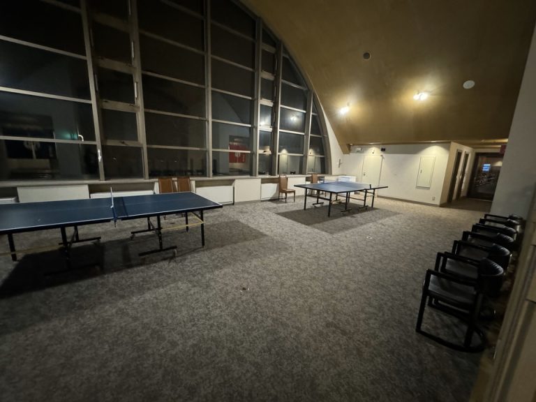 大浴場前卓球台(1)