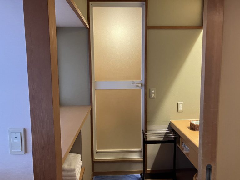 バスルーム入口から全景