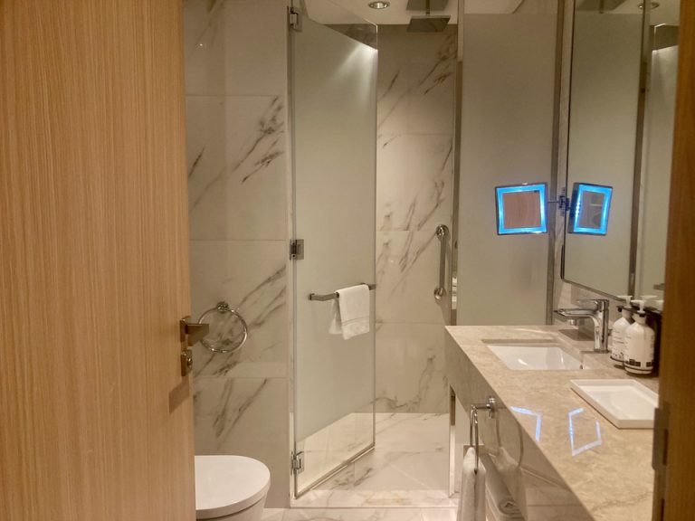 バスルーム入口から全景