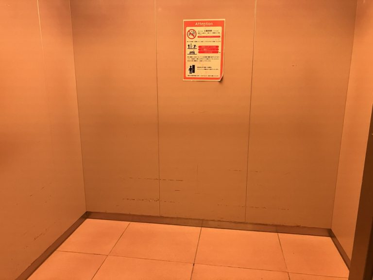 エレベーター内部
