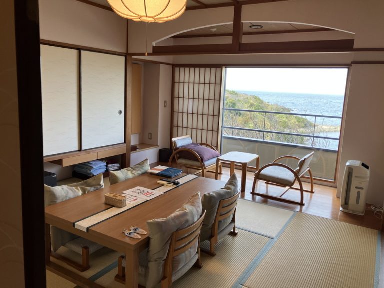 客室全体入口方向