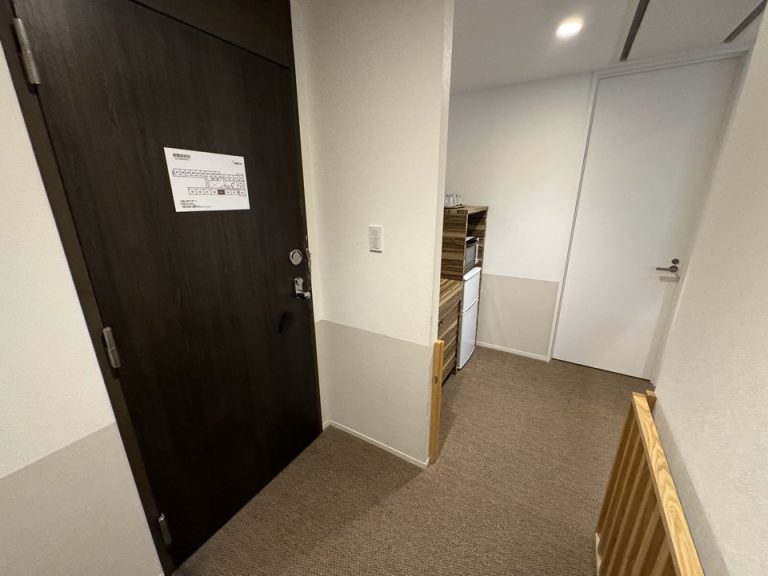 客室入り口内観ドア