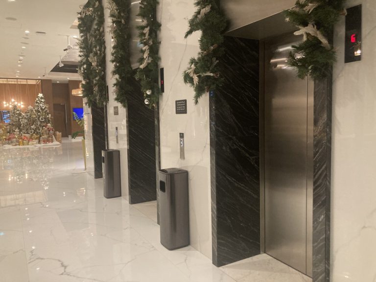 エレベーターホールフロント階