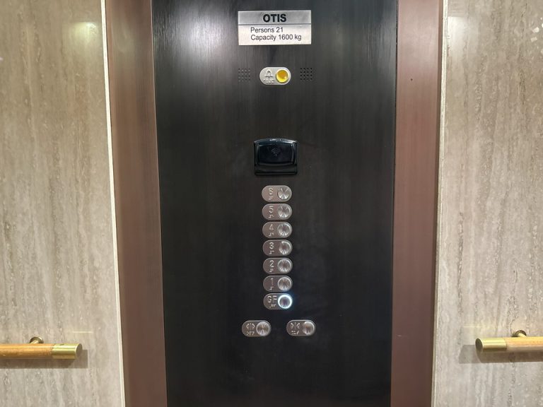 エレベーター内側