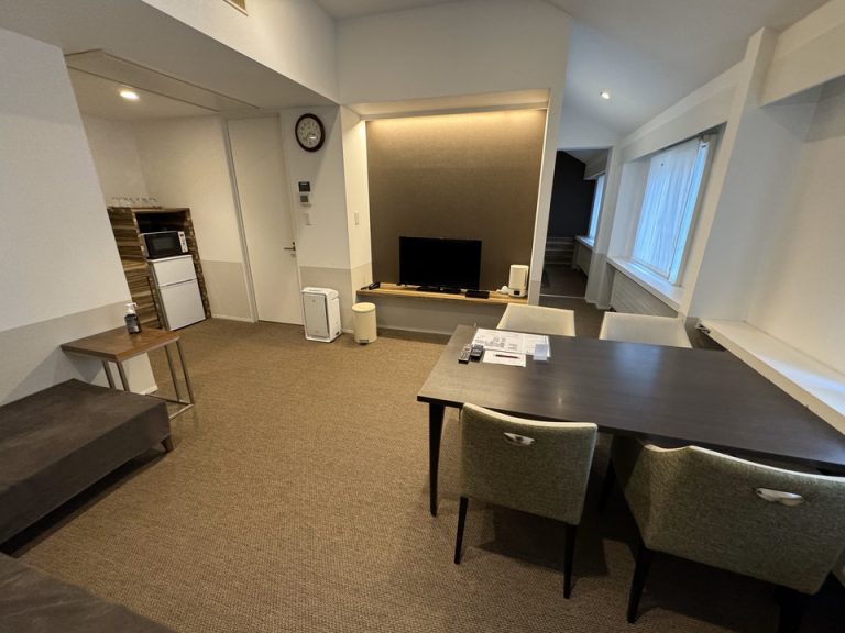 客室全体ソファから全景